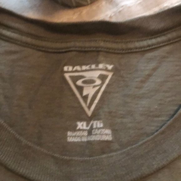 Men’s XL Oakley Shirt - Picture 3 of 3
